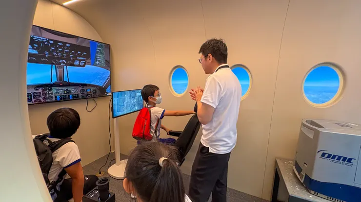 現場打造機艙,讓人身歷其境。