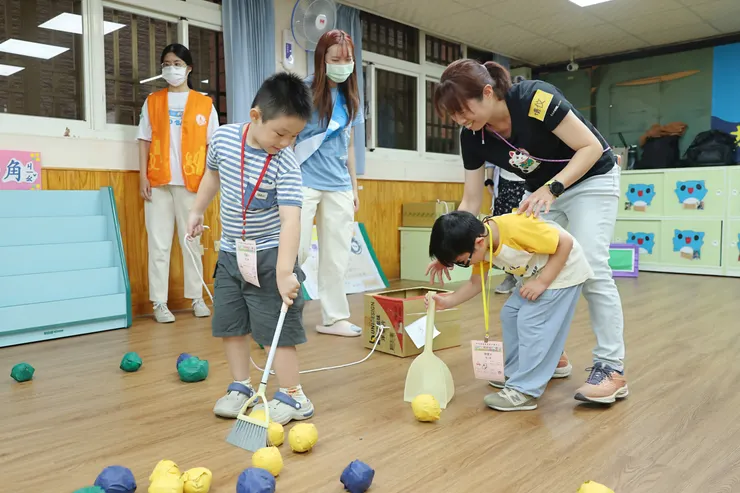 （圖說：樂樂(右)在關卡中，學習與同儕合作闖關。）