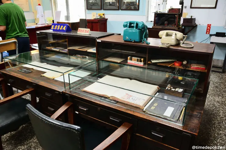 故事館沿用臺鐵高雄港車站的站房，館內陳列著當時車站留下的行車及辦公文物，以及館方蒐集來的鐵道部品