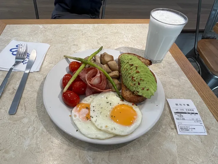 旁邊那杯是香蕉牛奶。