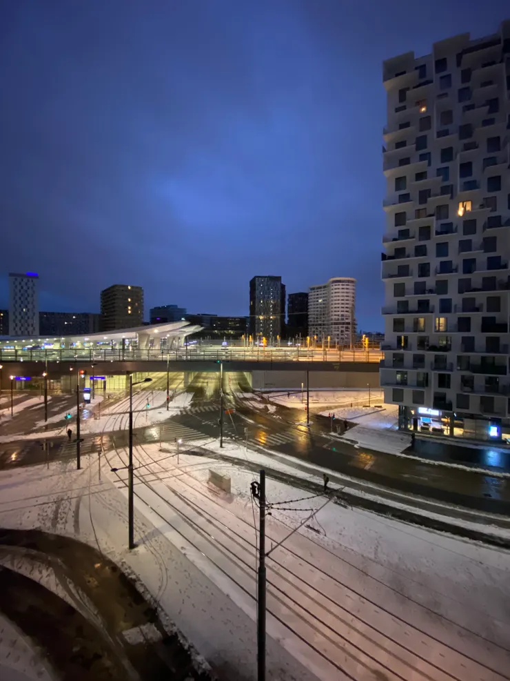 起床發現外面下雪了，早上七點多，天還沒亮