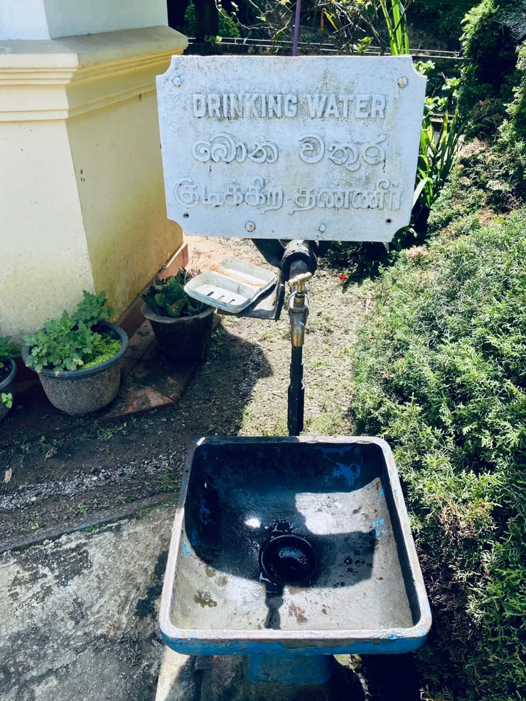 只有少數地方才會有這樣的飲用水，而且都會有很重的鐵味和水管味