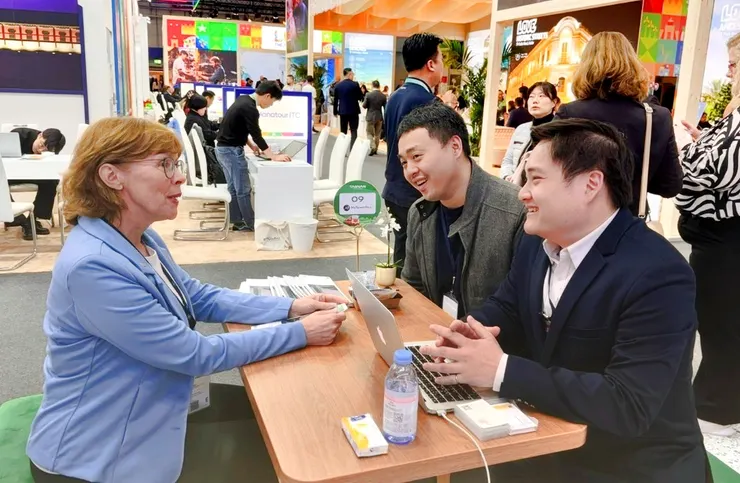 圖說：飛亞旅行社創辦人吳懷紳於柏林國際旅展現場，與來自全球的業界精英深入交流，掌握最新旅遊趨勢。（資料來源：飛亞旅行社）