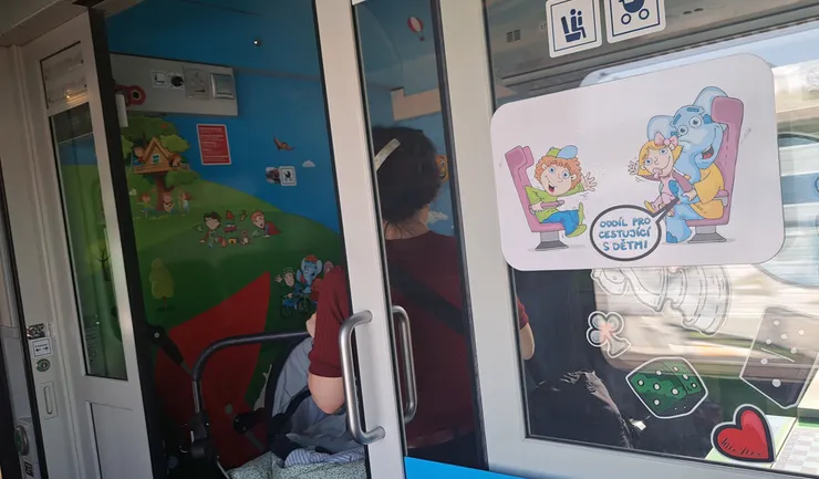 捷克的車廂有專門嬰幼區...火車車廂也很乾淨新穎...甚至比法國好