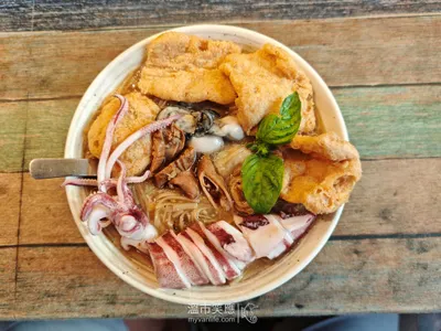 台北｜來一碗騎樓店面裡的豐富海味麵線