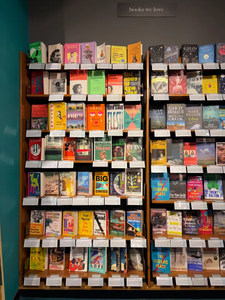 旅程最後一天，隨意逛進的小書店。書店推薦牆有好幾本眼熟的，比如村上春樹，佩蒂史密斯《天使之糧》、愛特伍的《證詞》，《我所知道關於愛的一切》（這本Hanni有讀）、《明日明日又明日》（作者的《AJ的書店人生》待讀！）、《黛西瓊斯與六人組》等是我已讀完的！