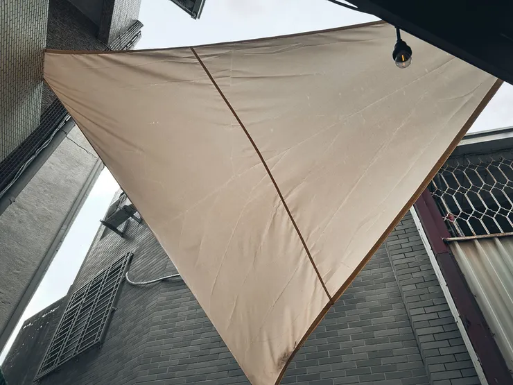 等待區上方的一塊布