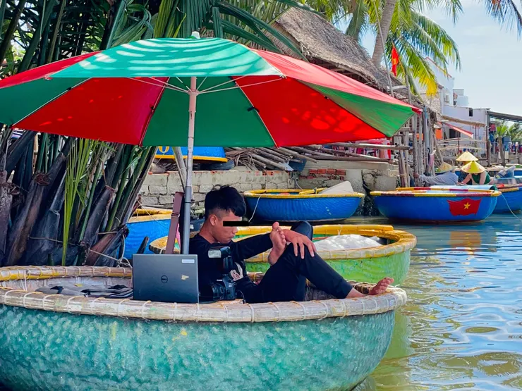 會安竹籃船上的工作風景