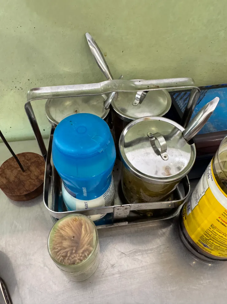 泰菜四大天王,有兩種辣椒、糖跟檸檬汁。