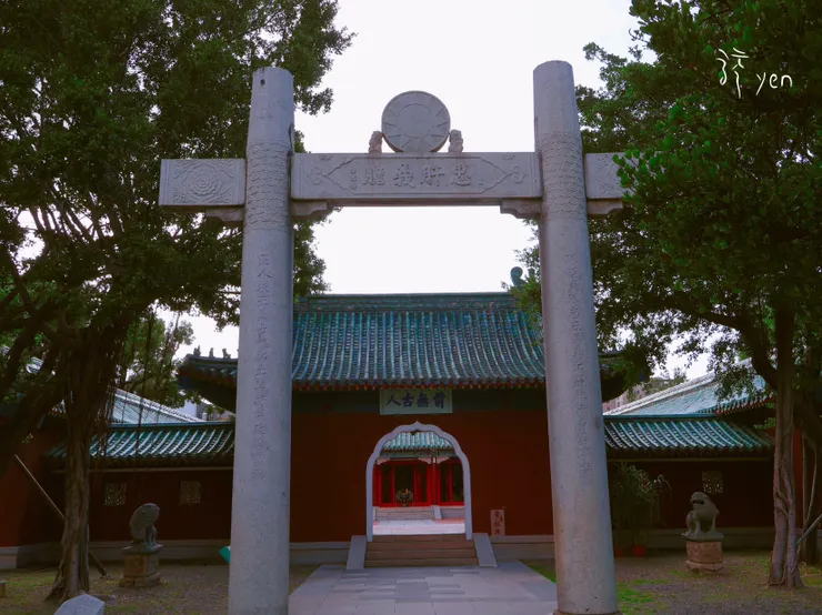 祠廟的山門前有一座牌坊，原是日治時期臺南神社的鳥居，但在戰後重修時拿掉了最上方的橫梁，並放上青天白日徽。