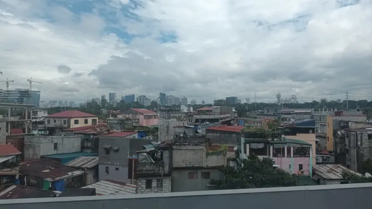 馬尼拉也是有舊街區，比較像貧民窟，跟後方的高樓形成強烈對比。就像我以前在加爾各答以及孟買看過的。