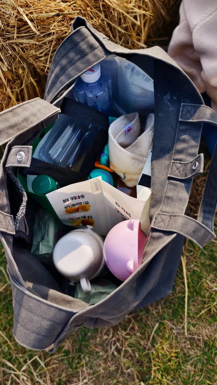 非常能裝，以前拿來裝筆電啊，文件啊！現在拿來裝小哈利的家當！