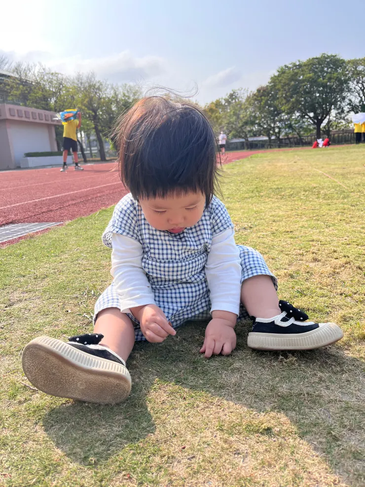 一歲女兒熱衷用雙手探索世界運作