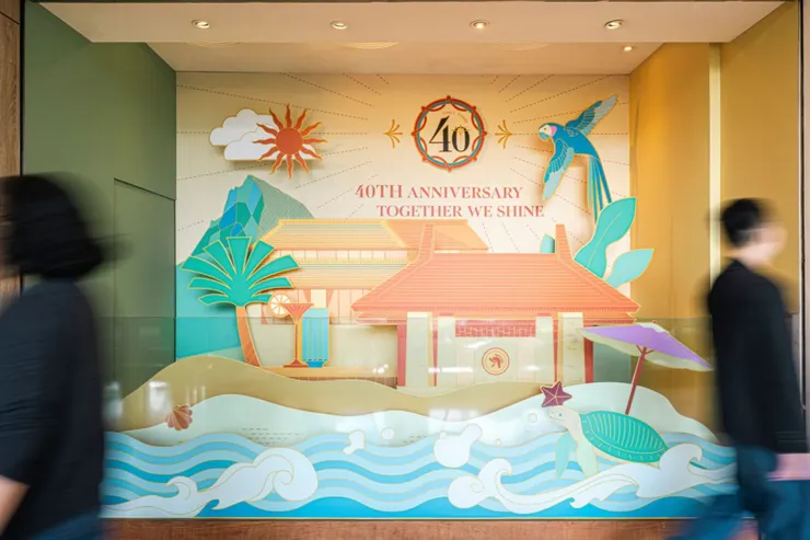 墾丁凱撒歡慶四十週年，自飯店入口、迎賓玻璃門，延伸至精品店櫥窗空間，皆融入四十週年主視覺元素，邀請旅人以影像收藏這趟專屬於凱撒的紀念旅程。圖／墾丁凱撒提供