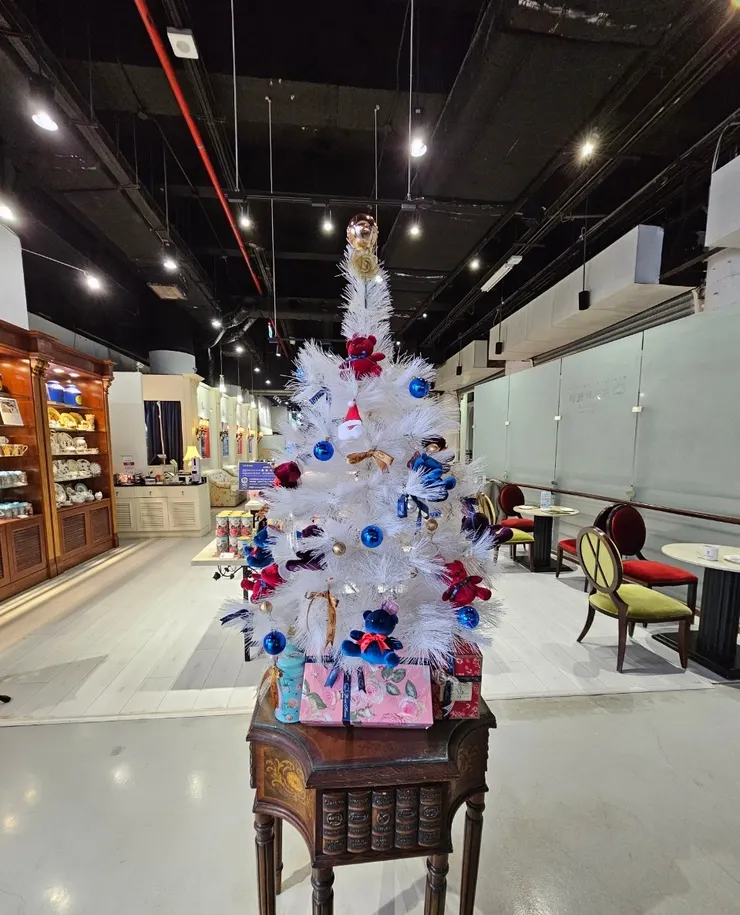 可愛的白色小熊聖誕樹、牆面展示區