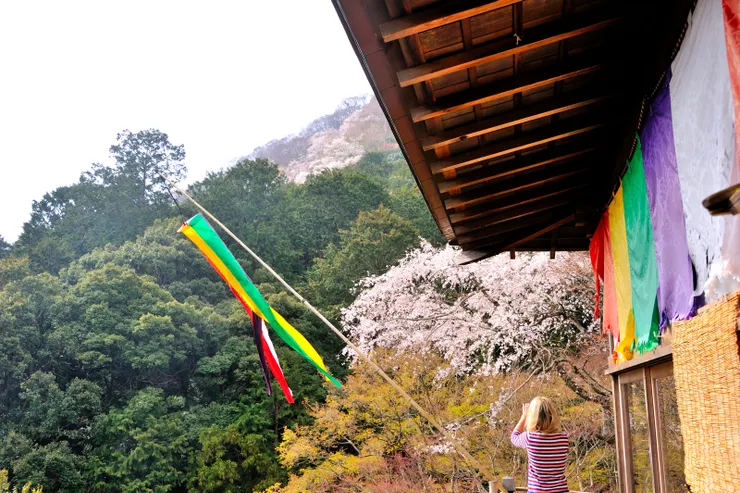 一名老外在客殿環廊拍照