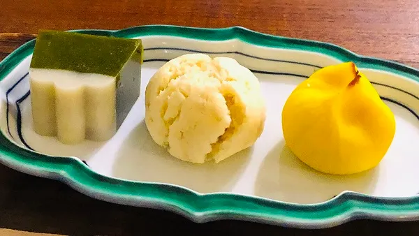 由左至右分別為：松蒼- 白煉濃茶羊羹 / 時雨- 柚香豆沙蒸菓子 / 金桃山- 百香果豆沙燒菓子