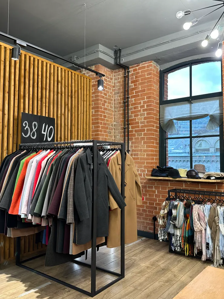 除了大衣也有賣圍巾、帽子等等服飾