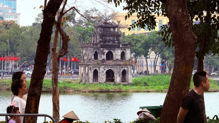 還劍湖中央的龜塔，金龜借還劍給黎太祖。