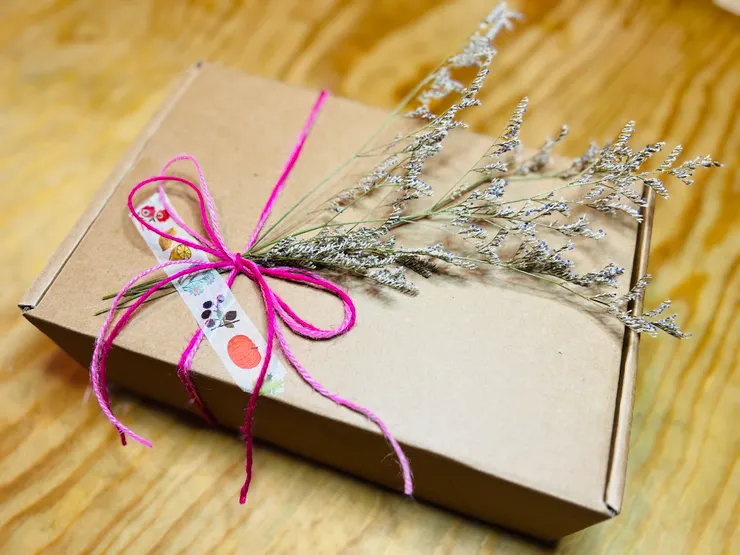 用簡約的包裝承載了祝福,出發到委託人手裡