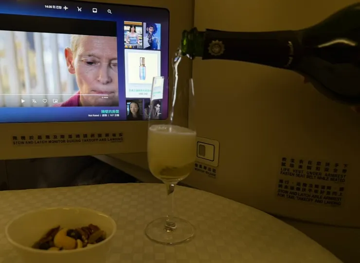 空姐倒著香檳，看著氣泡好療癒啊