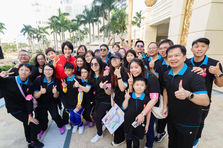 趙蕊蕊與參與者打成一片