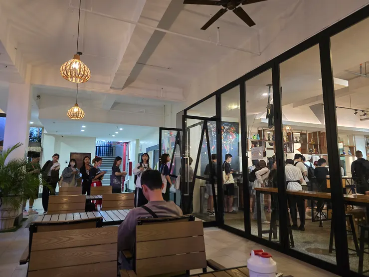 餐廳排隊的人潮