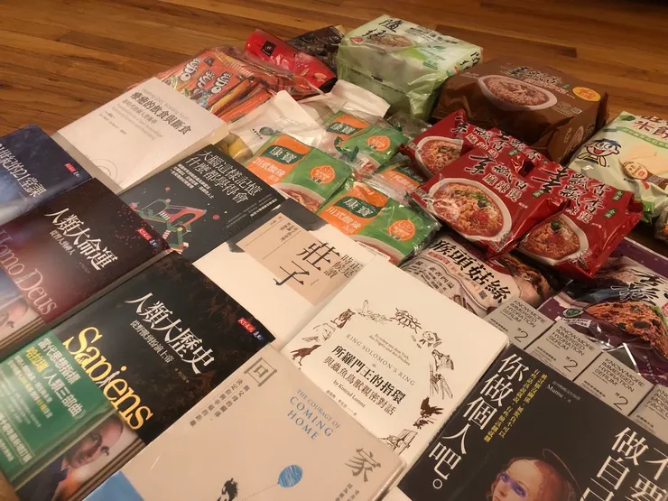 作者攝於 2023 年情人節｜知心寄來的包裹，內含零嘴、書籍與信件（原創作品，請勿擅自使用或轉載。）