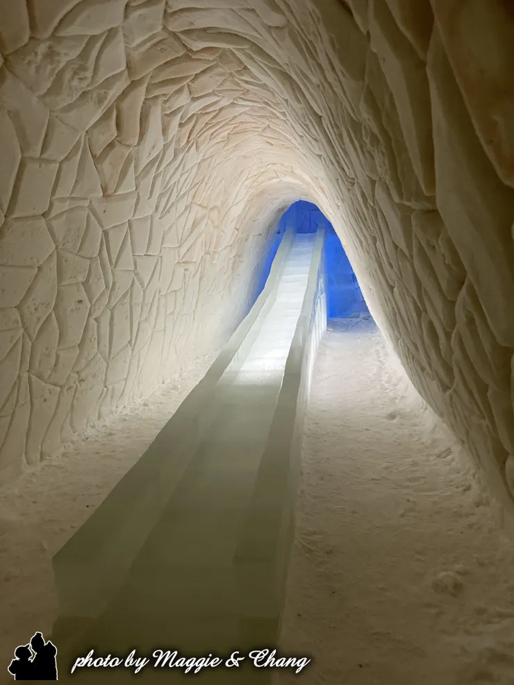 純白雪牆與通透冰滑道,通往的是冬日夢境的藍光彼端。