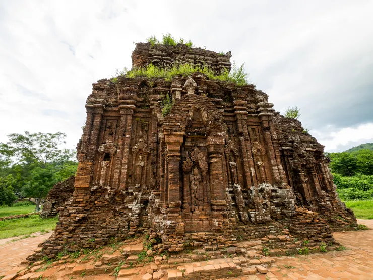 B 區的主殿，歷史上供奉的是象徵濕婆神（Shiva）的 Bhadresvara 林伽（Linga）。