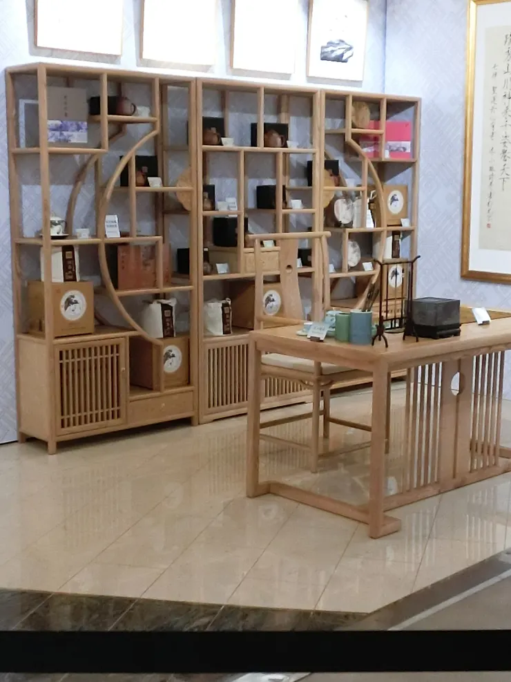 這裏可以體驗書法等，而後面架子上的物品都可以買。我挺有興趣，只是一點都不便宜。