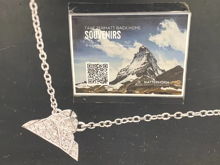 這條項鍊是馬特洪峰造型，蠻酷的