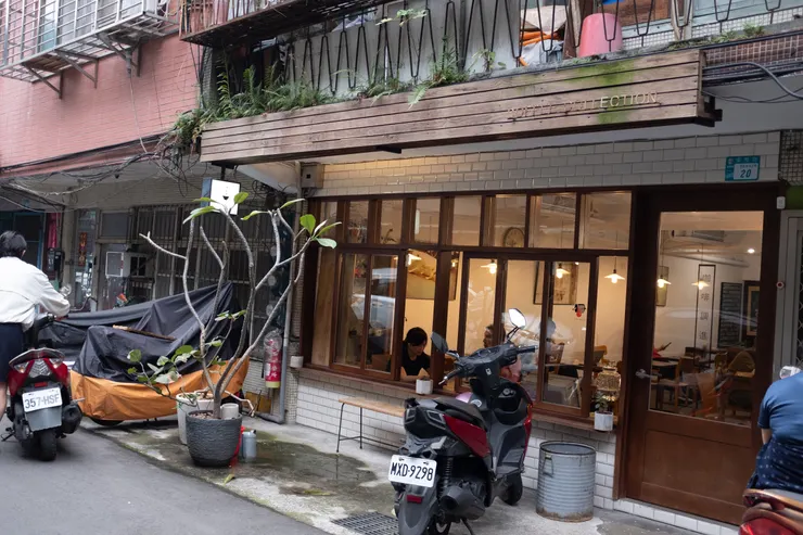 距離江子翠站走路約8-10分鐘，一樓老宅