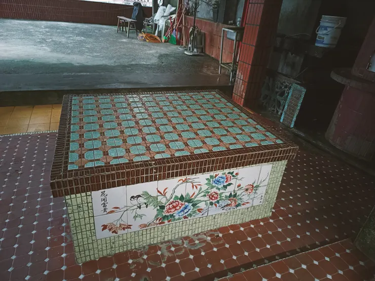 以燒畫磚裝飾的祭品平臺