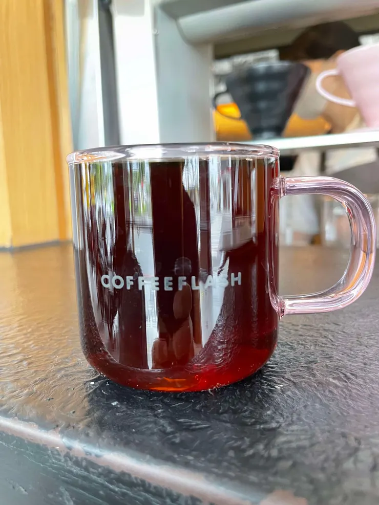 可愛的透明杯子，可以看見咖啡漂亮的顏色。