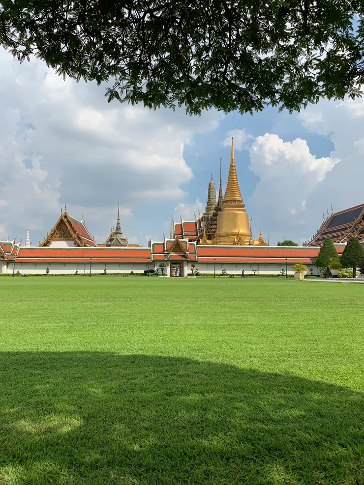 在外圍望向大皇宮，讓人期待終於可以親眼目睹這個知名景點了