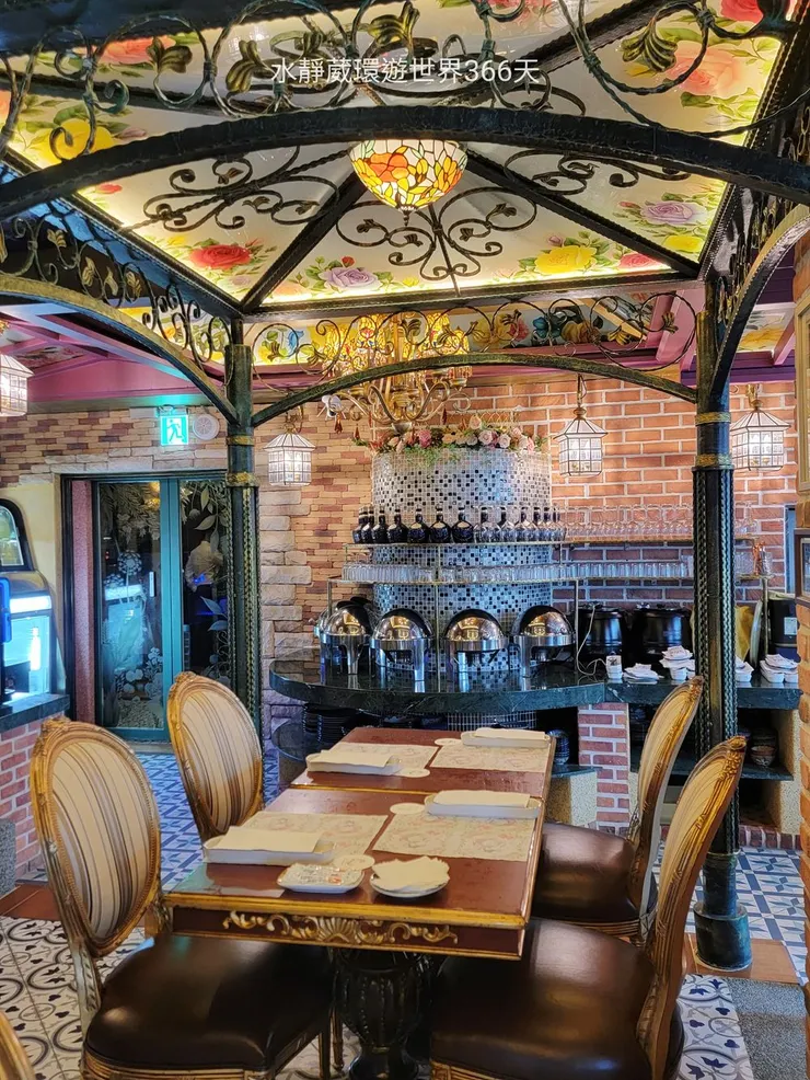 集美景、美食、美拍的七星潭水上明月躍登花蓮近期最受矚目的話題旅宿，巧妙融合歐洲古典巴洛克風格並注入中東神秘華麗宮廷風。