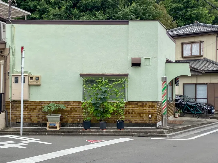 這會是一家理髮廳？我喜歡那復古風的三色旋轉燈