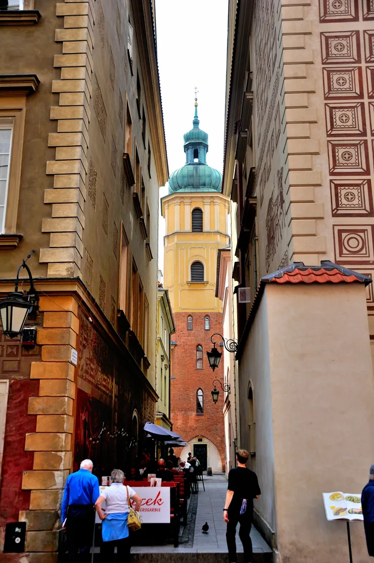 【漫步老城區，望見聖馬丁教堂 (St. Martin's Church) 鐘樓。】