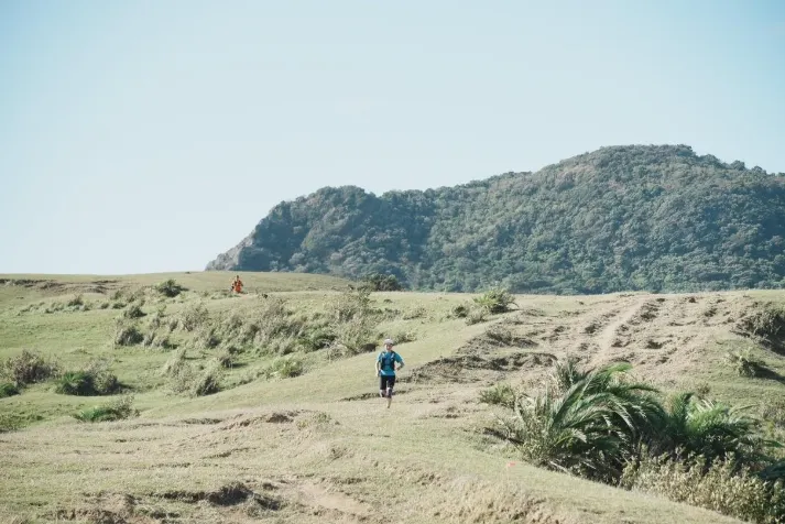 跑者穿梭於墾丁國家公園獨特的珊瑚礁地形與海岸丘陵間。墾丁的山海地景與氣候，為跑者帶來獨特的體驗。圖/ HOKA Xtrail Kenting by UTMB主辦單位提供