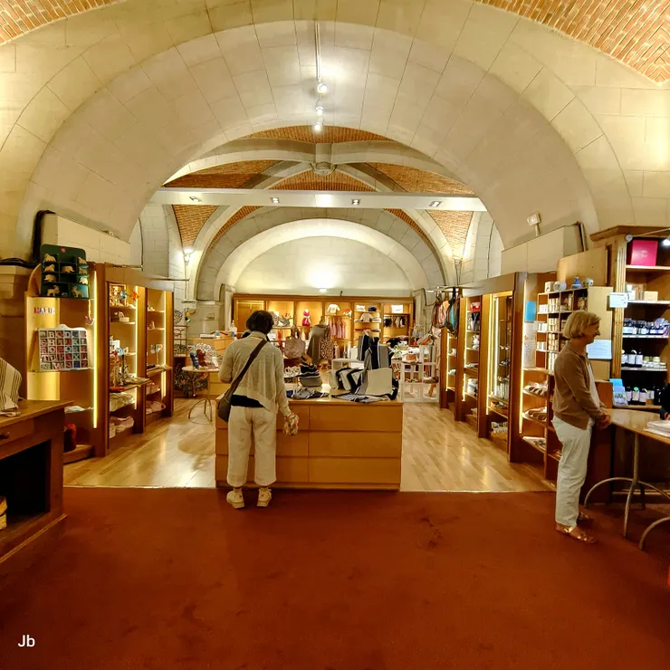 【沒進大門卻逛了拱柱穹頂的售店！我們没進大門參觀，卻進了側面的售店，怡青說裡面有些精緻的東西，因為不能牽狗入內，只好讓我與老妻自去逛。】