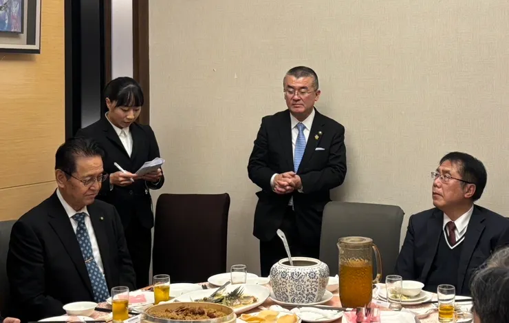 在餐會上為來賓們提供即時翻譯