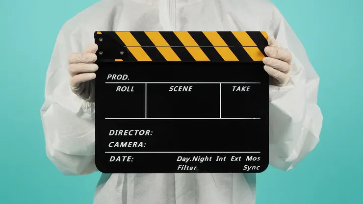 打板紀錄目前正在拍的場次，Roll是指攝影機哪張記憶卡、SCENE場次、TAKE是這個畫面第幾次拍