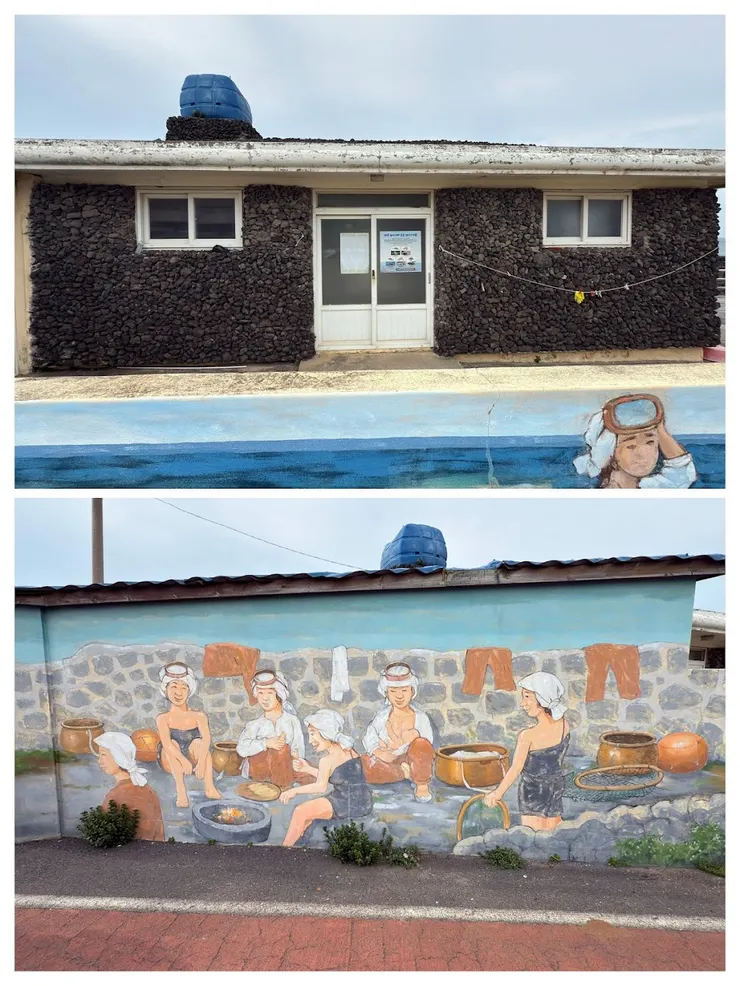 海女盥洗室牆面壁畫,上岸後為嬰兒哺乳。