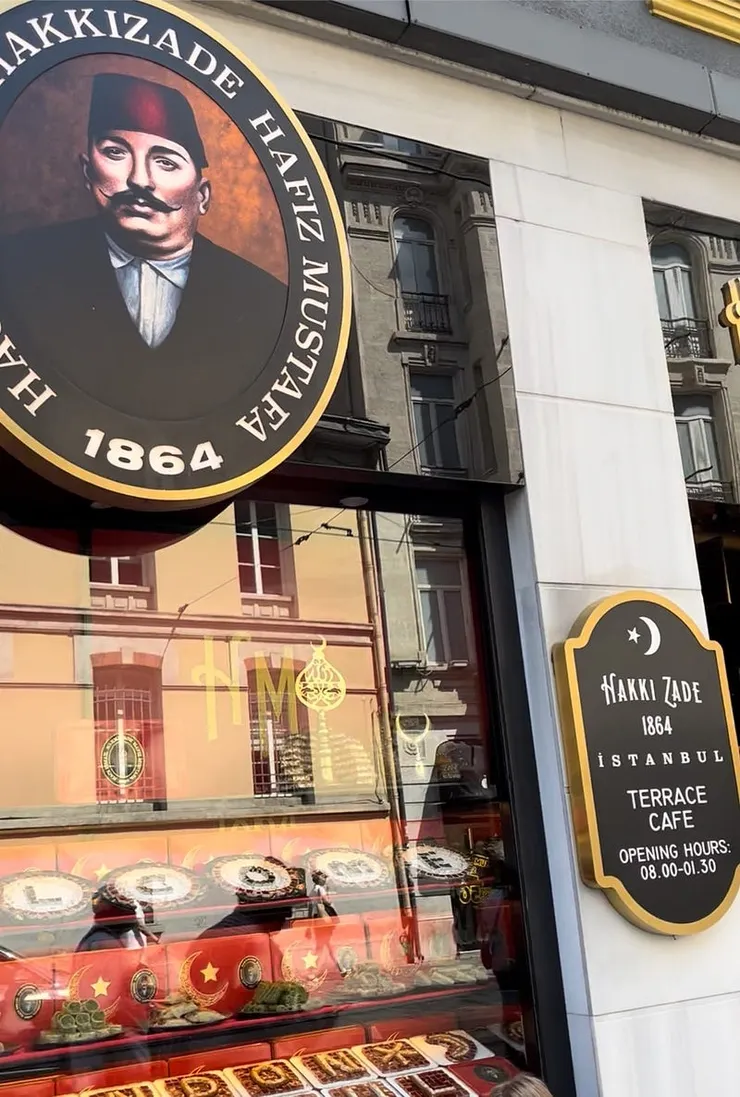 可以看見整個櫥窗都是品牌臉孔照，十分好認。（這張是錄影截圖，看起來超歪(｡ŏ_ŏ)）