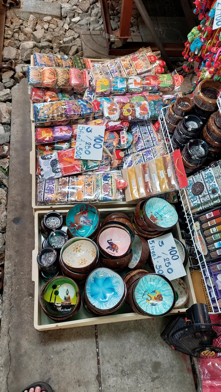 市集裡有很多手工藝品出售