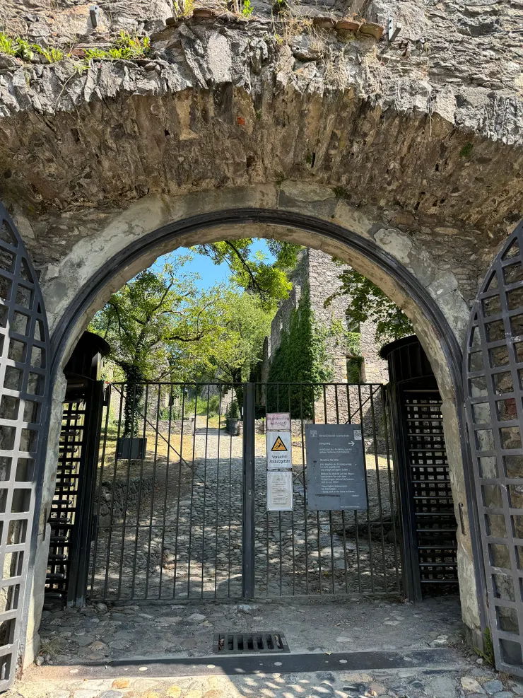 城堡廢墟的入口，面對入口右手邊有個賣冰、飲料的小店，可以問看看有沒有賣票