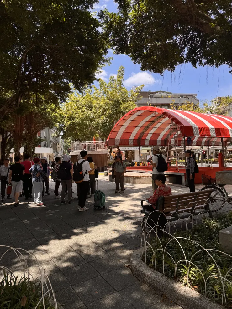 永康公園商圈活動的棚架搭建中，恰好有導覽團正在導覽，這導覽老師要怎麼說?