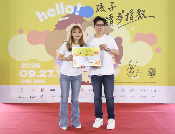 ▲《孩子,請多指教|企業聯合公益野餐活動》金舉辦啟動記者會,心偲教育執行長許妙渝(左)與公益大使品冠合照。(心偲教育提供)