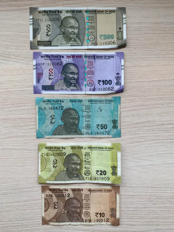 ₹10 ₹20 ₹50 ₹100 ₹500紙鈔,正面主角皆為甘地 (Mahatma Gandhi)